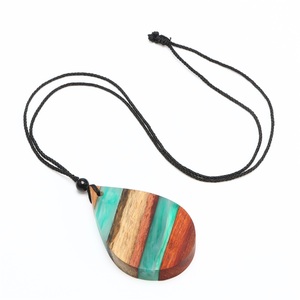 Collar con colgante de resina de madera de diseño único muy demandado, accesorios de joyería de moda cristiana artística para mujer, venta al por mayor - Product Image 4