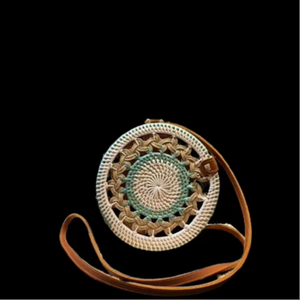 Sac en rotin rond Lombok Heritage motif Gendit tissé à la main avec artisanat en osier dégradé vert blanc - Product Image 1