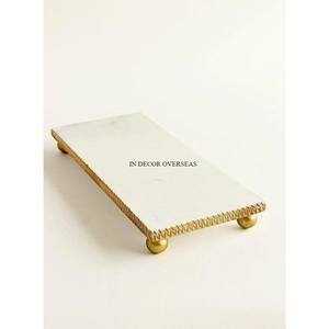 Plateau de service en marbre blanc d'excellente qualité avec feuilles en métal plaqué or Poignées de créateur Fourniture d'accessoires pour restaurants et hôtels - Product Image 2