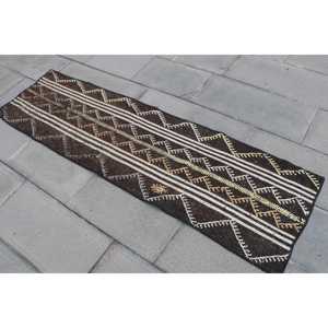 Alfombra Turca Vintage de 1.8x6.3 pies (54x192 cm), Alfombra Kilim Marrón con Bordes Blancos - Product Image 2