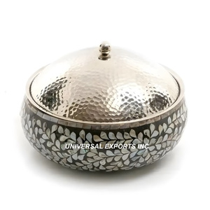 Marmite en acier inoxydable au fini doré avec couvercle noir Casserole de luxe faite à la main de belle qualité Chauffe-plats en métal fantaisie de meilleure qualité - Product Image 5