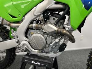 Outil de travail manuel Kawasaki KX250X 2026 - Léger et haute efficacité pour la finition du béton, en stock et expédition mondiale - Product Image 3