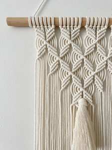 Tenture murale en macramé, fait à la main, design moderne, tailles personnalisables, forme unique pour décoration murale et miroir - Product Image 2