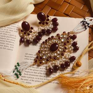 Collar choker estilo vintage color granate con pedrería Kundan y pendientes colgantes florales a juego con piedras ovaladas rojo intenso y blancas - Product Image 1