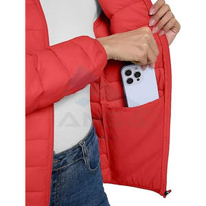 Veste matelassée légère à fermeture éclair intégrale pour femme, col montant, doublure en polaire chaude, avec quatre poches, rouge Tamoto - Product Image 4