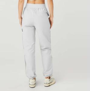 Vente en gros Pantalon de jogging en soie taille haute pour femmes Pantalon cargo léger avec poches à fermeture éclair à taille élastique Décoration avec logo pour l'hiver - Product Image 3