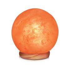 Elegante lámpara de esfera de sal del Himalaya tallada a mano con base de madera para el bienestar natural y la decoración romántica del hogar - Product Image 4