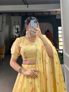 La ropa de moda más elegante de moda Tabby Silk Lehenga Choli & Dupatta con estampado floral Trabajo Mujer Fabricante de moda - Product Image 3