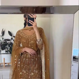 Ensemble haut et sharara de qualité supérieure, dernier modèle, pour mariage, en faux georgette, avec broderie de fils et de sequins, orné de perles, et dupatta en tulle. - Product Image 1