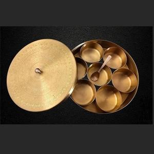 Boîte à épices en laiton au look élégant pour la décoration de la cuisine à la maison indienne, offrant un attrait royal et un rangement fonctionnel - Product Image 1