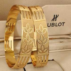 Elegantes brazaletes tradicionales chapados en oro para mujer, joyería ligera de uso diario con detalles intrincados y ajuste cómodo - Product Image 1