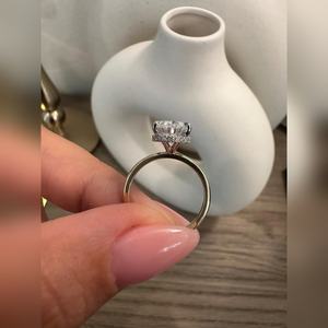 Anillo de Compromiso con Diamante Cultivado en Laboratorio de Corte Ovalado de 4.00 Quilates VVS2 de Primera Calidad al por Mayor, Halo Oculto para Ella, Compra al por Mayor - Product Image 2