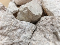 La pyrophyllite contrôlée est essentielle pour la production de porcelaine pour machines textiles à fonctionnement fluide, minimisant l'abrasion et l'usure du fil.