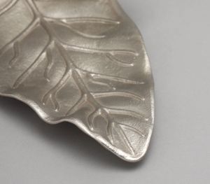 Plateau de service Premium Silver Leaf Design Vaisselle en aluminium pour mariages et Ramadan Plateaux de service élégants - Product Image 5