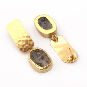 Rutilo negro Piedra preciosa cruda Piedra natal hecha a mano Chapado en oro Textura martillada Estilo de gota Pendientes a granel Venta al por mayor Suministro de joyería - Product Image 2
