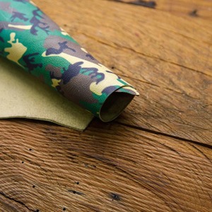Hoja de cuero verde y marrón con estampado de camuflaje, productos de cuero con estampado de flores personalizables de 1 a 12 pies cuadrados. - Product Image 3