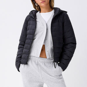 Veste d'hiver pour femme à capuche en duvet avec poches utilitaires et logo sur la poitrine, veste matelassée tendance pour femme, veste à bulles - Product Image 3