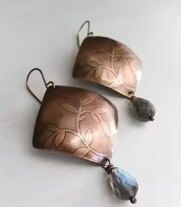 Boucles d'oreilles modernes en cuivre pour femmes Bijoux faits à la main minimalistes Boucles d'oreilles élégantes en métal léger de style goutte ou cerceau pour un usage quotidien - Product Image 1