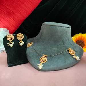 Conjunto de collar de aspecto de templo de cadena invencible de tono dorado de alta calidad, joyería de templo del sur de la India, antideslustre, amigable con la piel - Product Image 1