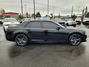 Offre exceptionnelle : Chrysler 300 S V8 RWD d'occasion 2023 - Product Image 3