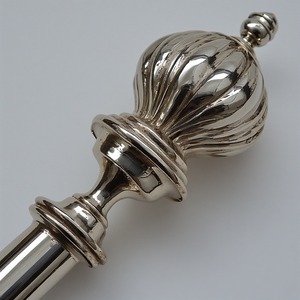 เสาม่านเดี่ยวแบบ Regal Aura ที่สร้างจากเหล็กคุณภาพสูงให้การเคลื่อนไหวของม่านที่นุ่มนวลและการตกแต่งแบบคลาสสิก - Product Image 1