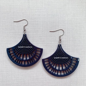 Pendientes de Aro Huggie de Resina Marrón Colorida, Ecológicos, Ligeros, Modernos y Hechos a Mano para Uso Diario y Fiestas - Product Image 3