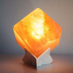 Lampe de boîte carrée de sel de l'Himalaya en cristal de roche sculpté à la main avec accent floral et base en bois pour décor de style d'amour de bureau à domicile - Product Image 2