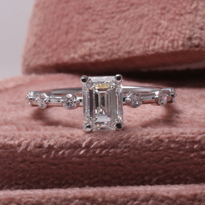 Anillo de compromiso de diamante de corte esmeralda cultivado en laboratorio, de 18K oro macizo, certificado IGI, anillo de regalo de ajuste de pavé lujoso para mujer - Product Image 1