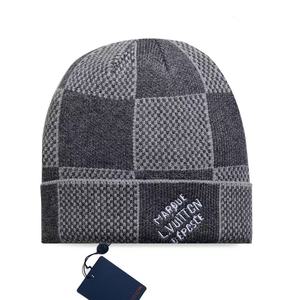 Chapeau en laine tricotée de luxe, réversible, multifonctionnel, chaud, à motif jacquard pour l'automne et l'hiver. - Product Image 2