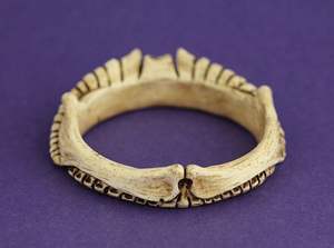 Bracelets en os naturel faits à la main, bijoux ethniques tribaux, accessoires de mode écologiques pour femmes - Product Image 2