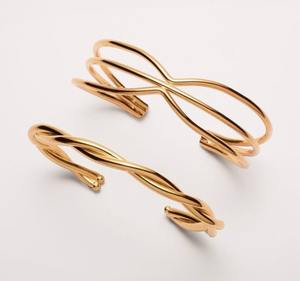 Brazalete de Metal Moderno Diseñado para Personas a la Moda, Ideal para Complementar Atuendos Casuales o Formales, Uso Diario - Product Image 1