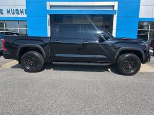 Impresionante Camioneta Negra 2024 para Tundra Hybrid TRD Pro HV Automática, Cabina CrewMax, 4WD, Usada, Techo Solar, Arranque Remoto, Paquete de Cuero - Product Image 2