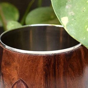 Mug en bois de style viking poli, écologique, pour boire de la bière, avec une prise en main confortable au toucher doux, aspect naturel fait à la main - Product Image 3