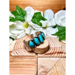 Bracelet manchette artisanal Navajo en turquoise égyptienne et argent sterling, bijou de collection culturel - Product Image 2