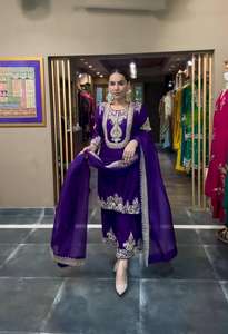 Tenue de fête et de mariage traditionnelle pour femmes, ensemble haut, bas et dupatta en pure soie chinon indienne et pakistanaise par Maruti Fashion - Product Image 4