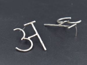 Bijoux de luxe Boucles d'oreilles pour femmes Boucles d'oreilles Lettre hindi Bijoux plaqués or pour femmes et filles - Product Image 3