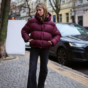 Chaqueta acolchada de invierno resistente al viento para mujer con diseño térmico aislante y prenda exterior duradera - Product Image 5