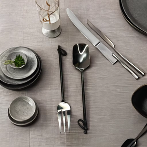 โต๊ะทำอาหารรสเลิศที่ทำจากเหล็กสแตนเลสพร้อมกระจกและการตกแต่งสีดำ - Product Image 1