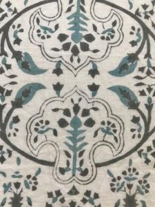 Tissu en coton imprimé à la main, motif floral Mughal en bleu indigo et vert sarcelle sur base naturelle - Product Image 2