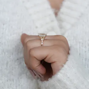 แหวนหมั้นเพชรทรงเหลี่ยมมรกตแบบคลัสเตอร์ - เพชรที่หรูหราและสง่างาม - Product Image 2