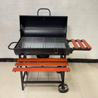 Barbecue au charbon de bois extérieur moderne de qualité supérieure en acier, forme de tonneau, avec chariot et tables pliantes en bois