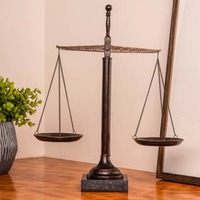 Balance de pesage vintage élégante, objet de table moderne artistique fabriqué à la main, centre de table de luxe, décor saisissant