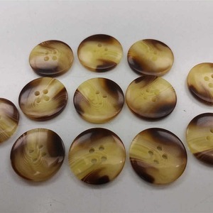 World Craft Impex Venta directa Botón de cuerno de búfalo de alta calidad en blanco Punto negro Técnica cruda para la industria de botones Estilo animal - Product Image 1