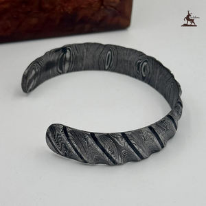 Brazalete de acero de Damasco vikingo moderno hecho a mano, brazalete de acero forjado Premium, anillo de juramento, regalo de joyería de aniversario personalizable - Product Image 2