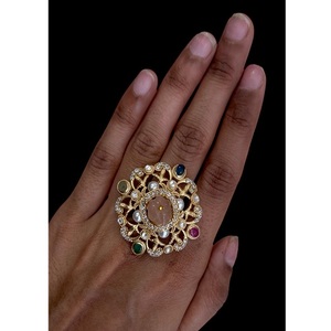 แหวนสวมนิ้วหรูหราทันสมัยพร้อมเพทายประกายสำหรับปาร์ตี้สวมใส่สำหรับผู้หญิงและเด็กผู้หญิงสำหรับงานแต่งงานที่ทำจากทองเหลือง - Product Image 1