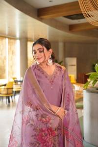 Ensemble Kurti ethnique indien de créateur pour femmes comprenant Kurta élégant avec pantalon droit et Dupatta pour festivals et événements - Product Image 2