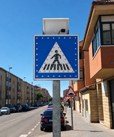 Panneau de signalisation piétonne LED solaire personnalisé OEM, panneau d'avertissement routier réfléchissant avec panneau solaire