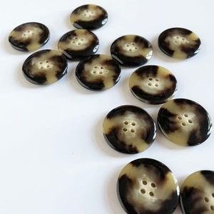 Botones de Ropa Duraderos, Ecológicos y Hechos a Mano con Cuerno de Búfalo Natural de Origen Sostenible y Textura Rica - Product Image 4