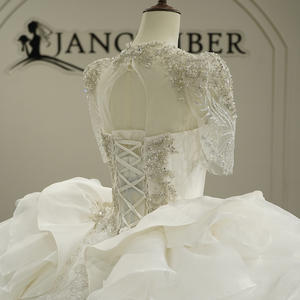 Vestido de Novia Moderno con Cola de Capilla, Escote en V, Volantes, Satén, Bordado de Encaje, Flores con Lentejuelas y Falda Abullonada, Modelo Exclusivo GT26054 - Product Image 6