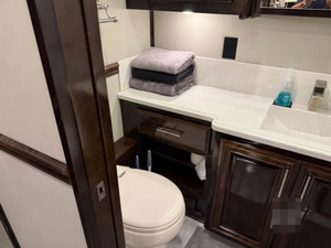 EN OFERTA: Autocaravana R-E-N-E-G-A-D-E RV XL X45BBC Modelo 2021, Usada en Excelentes Condiciones, con Alto Rendimiento, Disponible para la Venta - Product Image 3